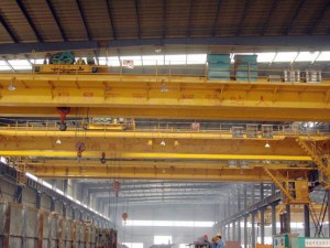 本系列起重機主要由橋架、大車運行機構(gòu)和裝有電動葫蘆的小車運行機構(gòu)組成，其橋架由半偏軌箱形主梁、端梁和走臺等連接而組成。