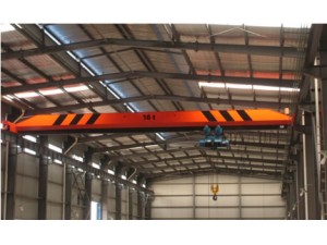 LD型電動(dòng)單梁橋式起重機(jī)是按國家標(biāo)準(zhǔn)設(shè)計(jì)制造的,與多種型式的電動(dòng)葫蘆配套使用的有軌運(yùn)行的輕小型起重機(jī)。