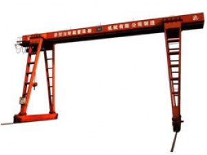 門式起重機(jī)主要使用在露天倉庫、料場(chǎng)、鐵路貨站、港口碼頭等。